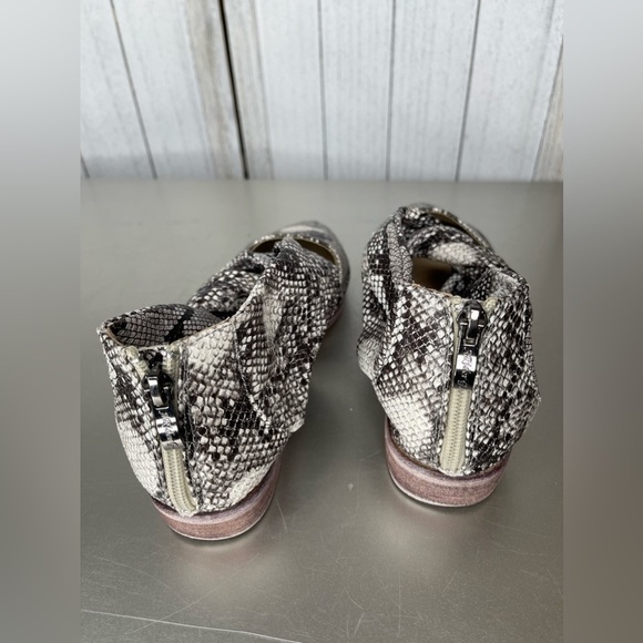 A Rider Girl Women’s snake print cutout booties Size 8 Back Zip Knotted Gray - Picture 4 of 6